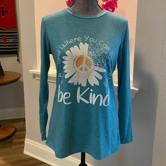 NWT Woman’s Long Sleeve Tee Be Kind Shirt - Picture 2 of 8